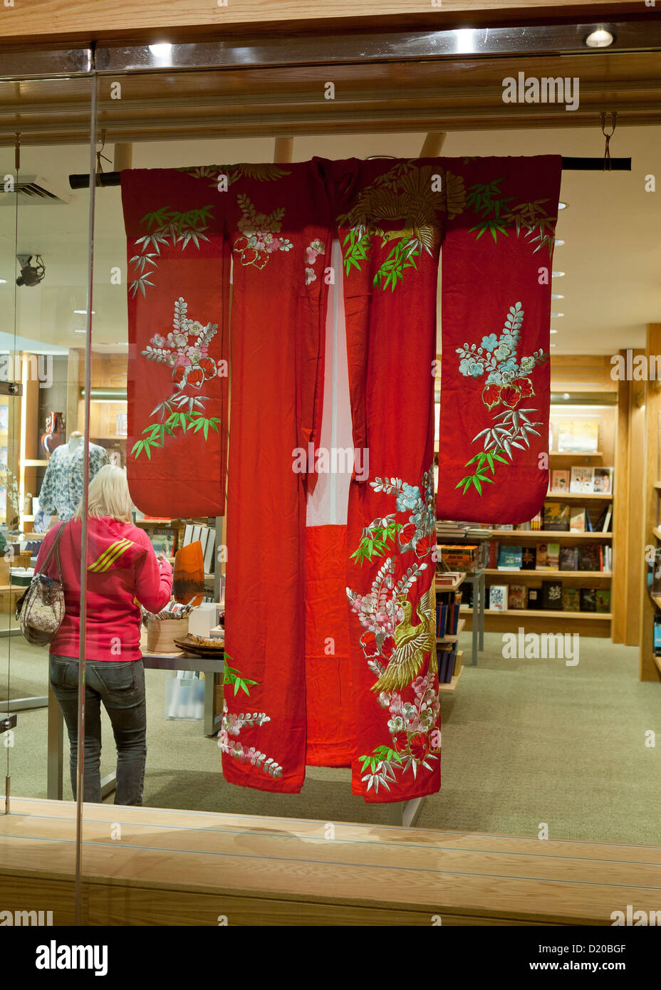 Kimono auf Verkaufsdisplay Stockfoto