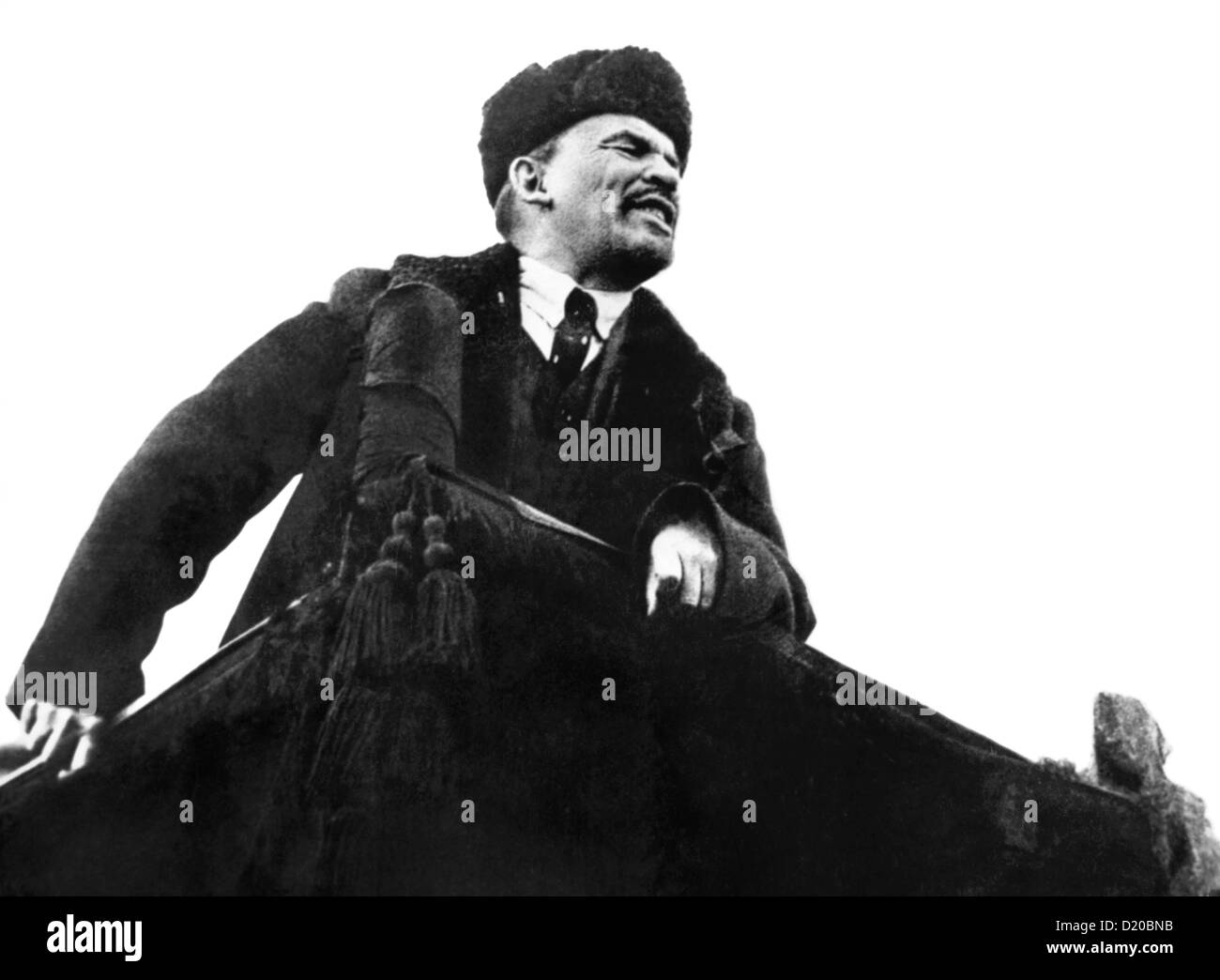 Vladimir Lenin auf dem Roten Platz in Moskau am 7. November 1918. Lenin Adressierung das Publikum feiert den 1. Jahrestag der großen Sozialistischen Oktoberrevolution. Stockfoto