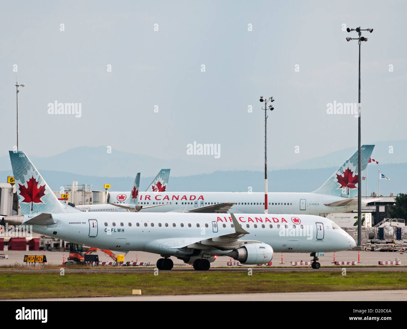 Mehrere Air Canada Jets auf dem Rollfeld in Vancouver International Airport, Kanada. Stockfoto