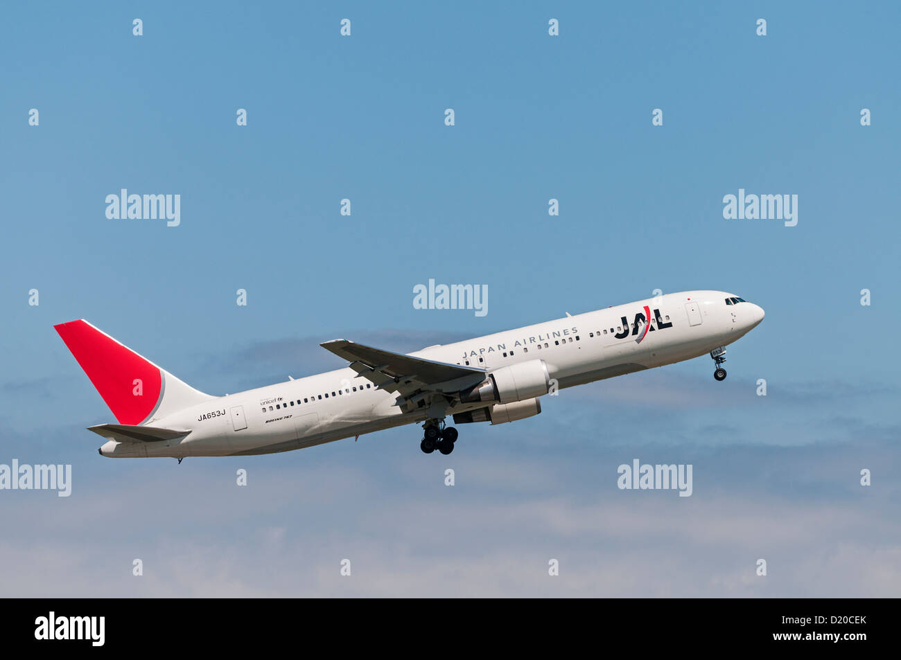 Japan Airlines (JAL) Boeing 767-300ER fährt vom Vancouver International Airport. Stockfoto