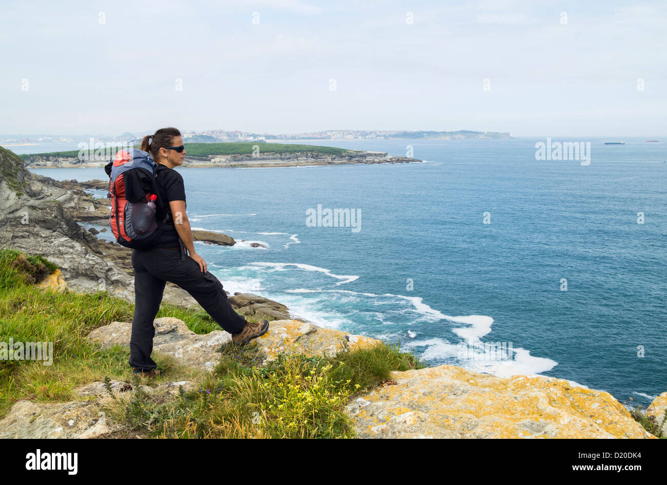 Weibliche Wanderer auf dem Camino de Santiago-Küsten-Wanderweg in der Nähe von Santander, Kantabrien, Spanien Stockfoto