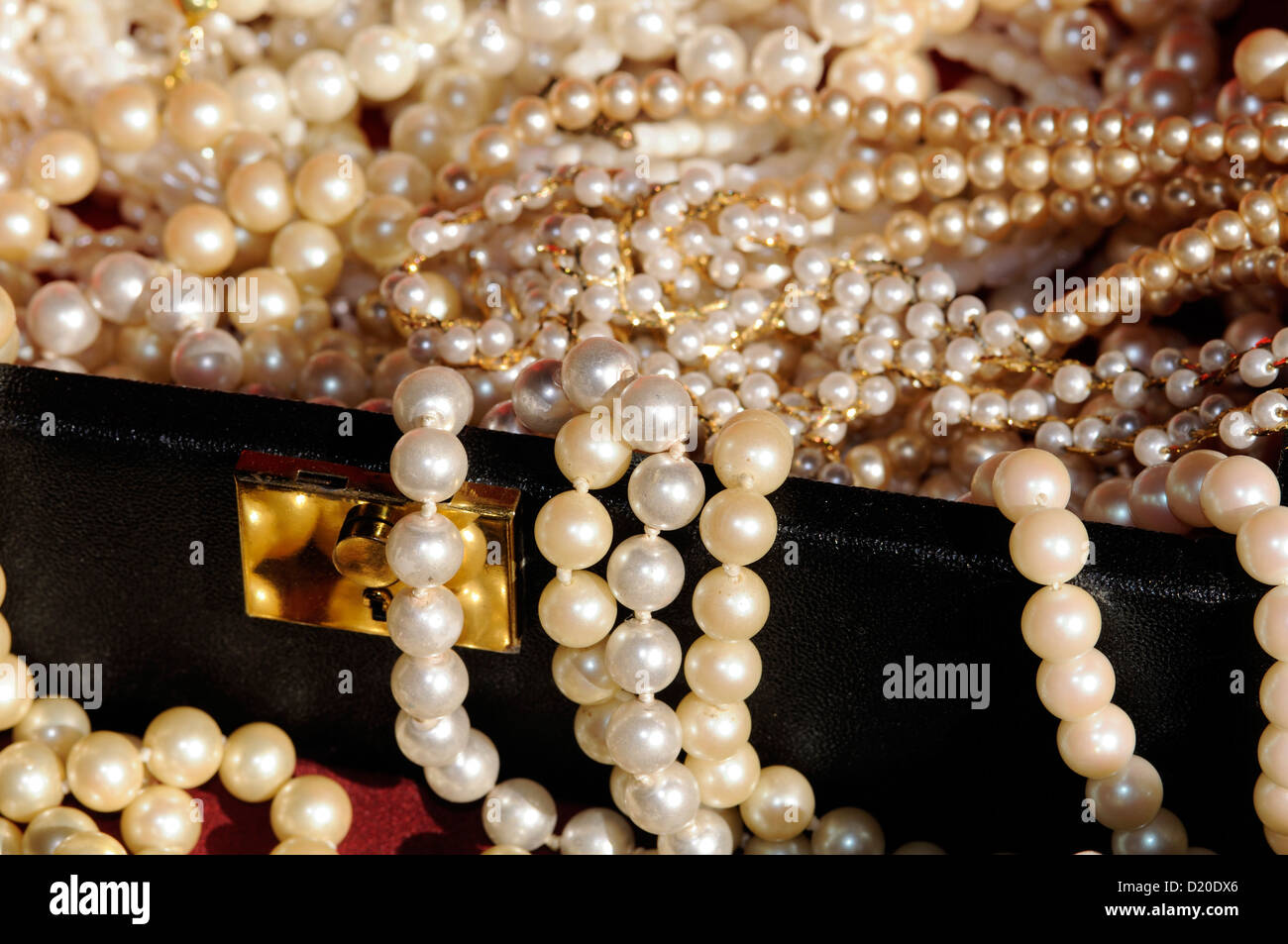 Perlenkette in Schmuck-Box Stockfoto