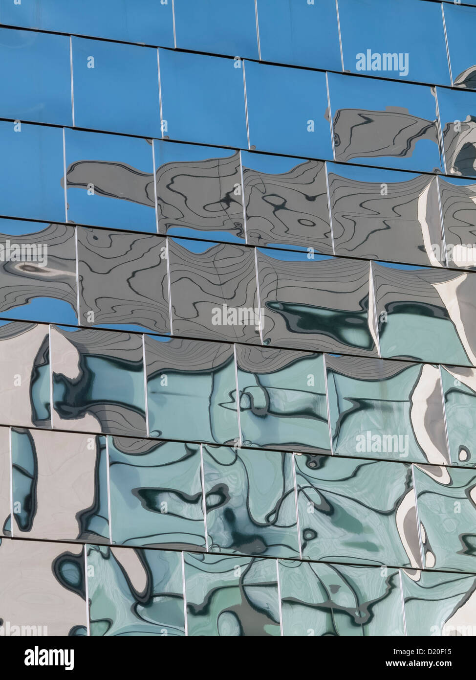Abstraktere Überlegungen in poliertem Edelstahl Verkleidung auf das Vorzeigekino gefliest Highcross Leicester, UK Stockfoto