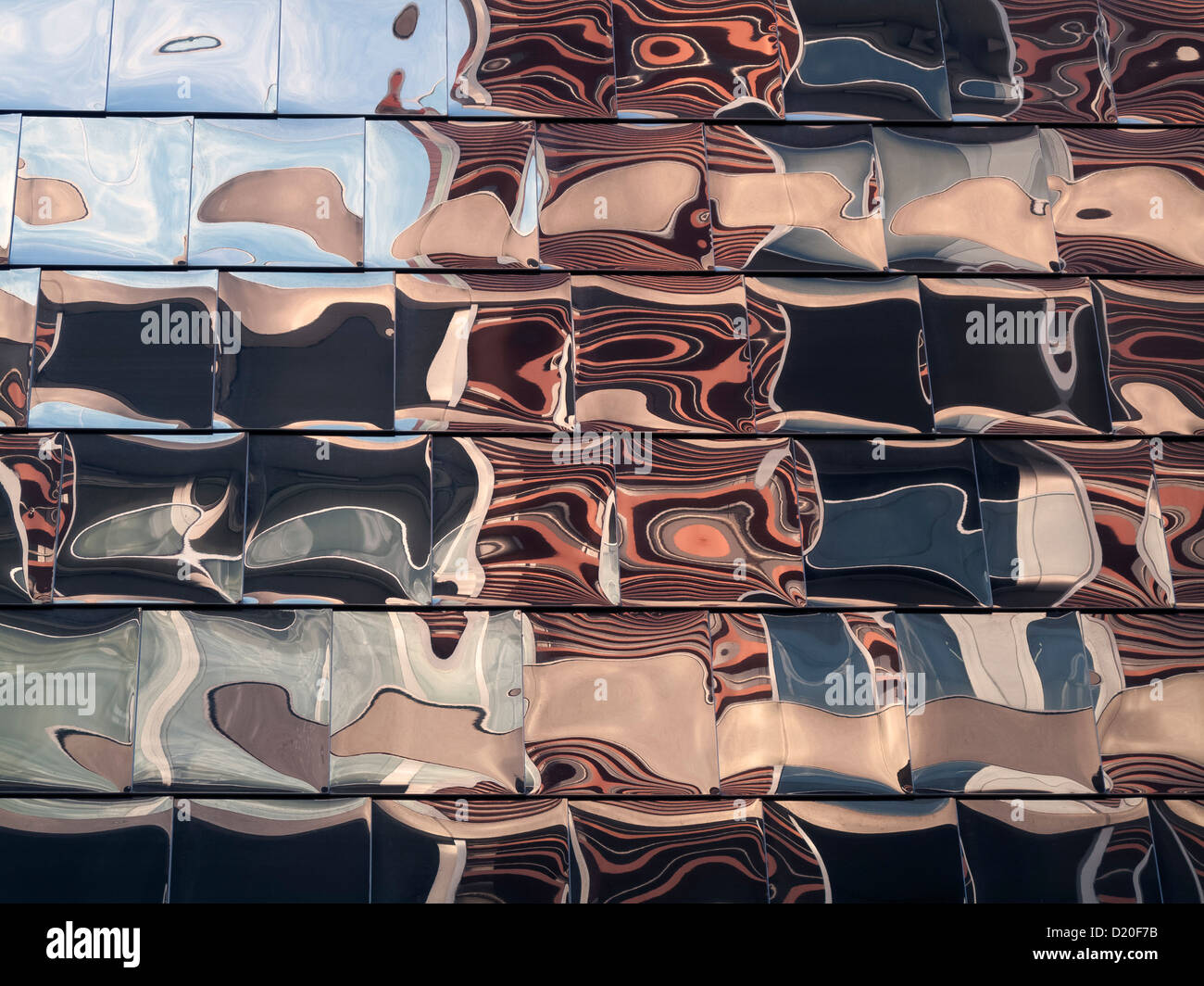 Abstraktere Überlegungen in poliertem Edelstahl Verkleidung auf das Vorzeigekino gefliest Highcross Leicester, UK Stockfoto