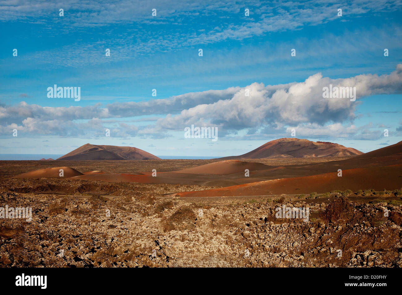 Vulkanlandschaft unter bewölktem Himmel, Nationalpark Timanfaya, Lanzarote, Kanarische Inseln, Spanien, Europa Stockfoto