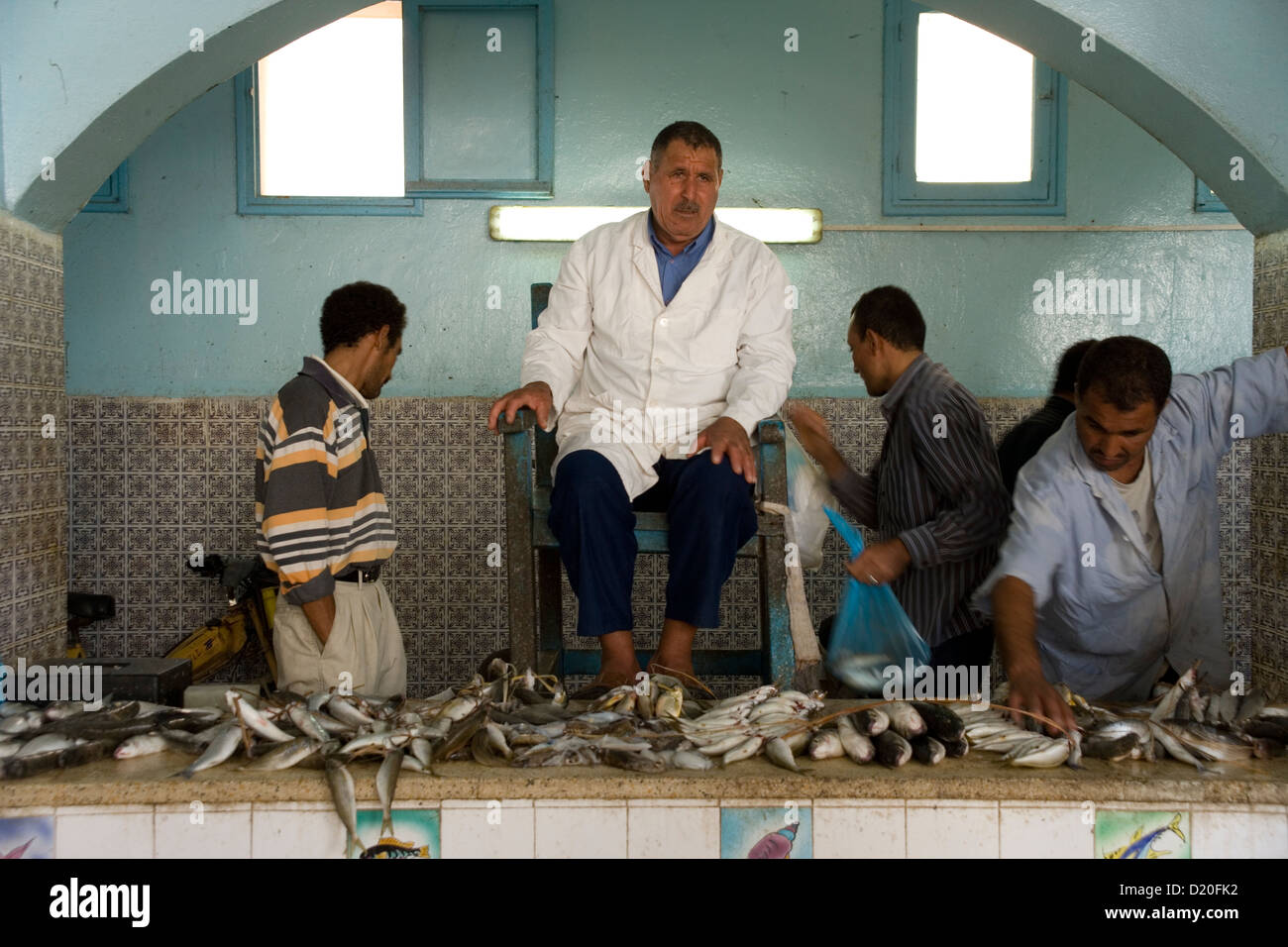 Auktion am Fischmarkt in der Stadt Houmt Souq auf der Insel Djeba in Tunesien Stockfoto