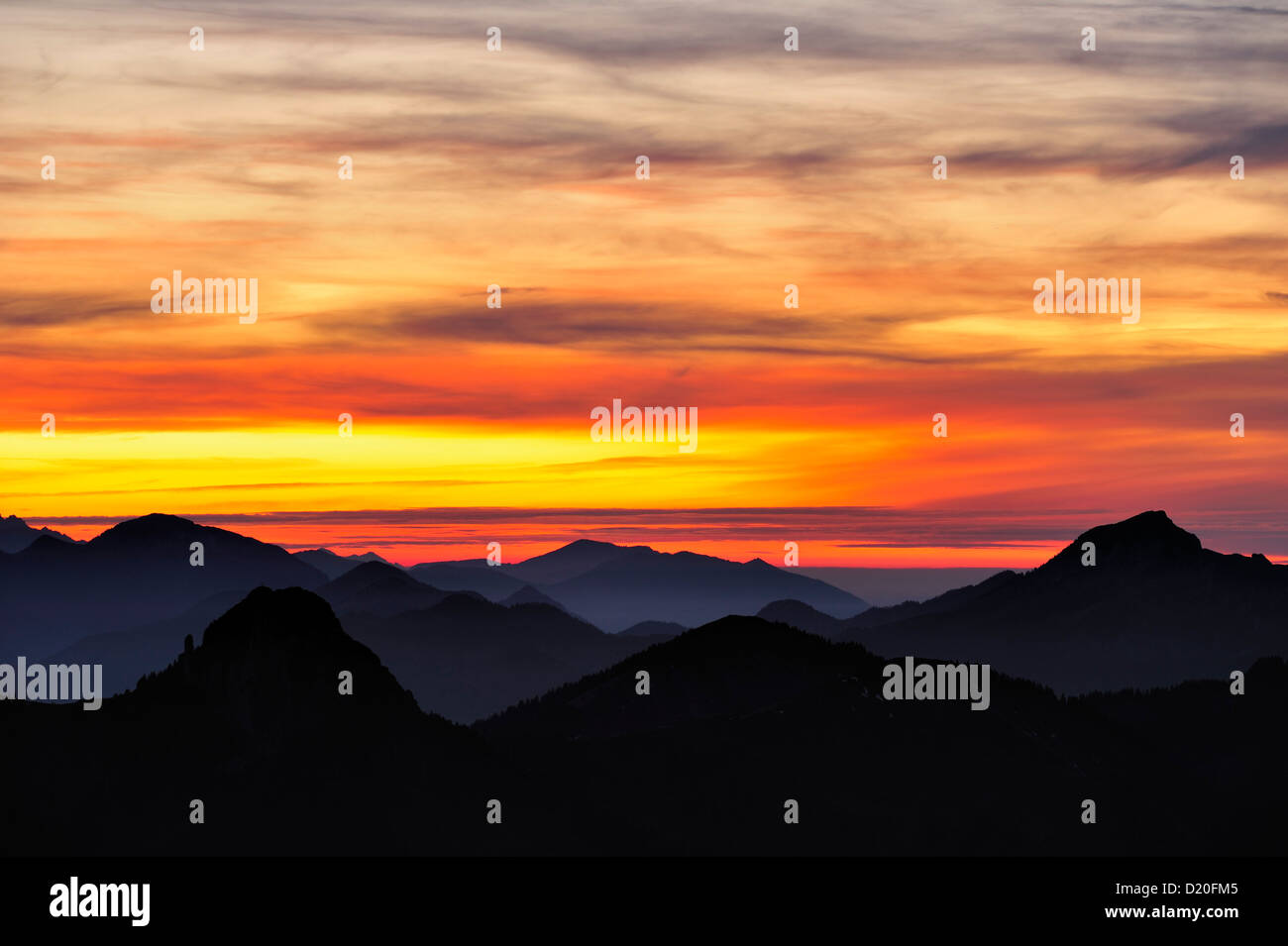 Sonnenuntergang über den Bayerischen Voralpen mit Blick auf Rossstein und Buchsteins, Risserkogel, bayerische Voralpenland, Oberbayern, Bavari Stockfoto