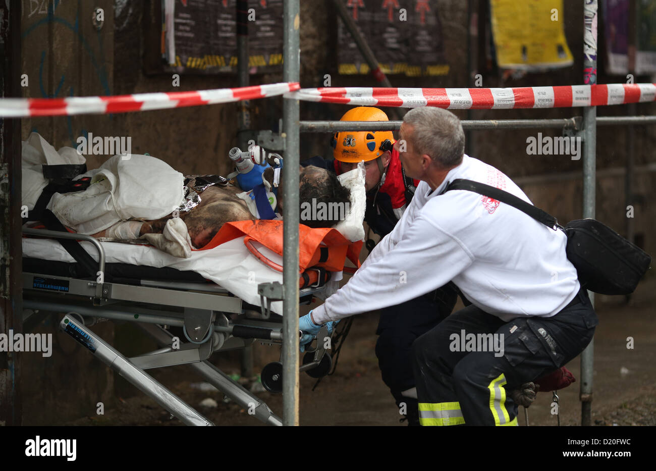 Der Mann in einen Schornstein fiel wird mit dem Krankenwagen Fahrzeug in Berlin, Deutschland, 9. Januar 2013 übernommen. Nachdem der Mann gerettet werden könnte, er verlor das Bewusstsein und musste wiederbelebt werden. Er verliebte sich zehn Meter tief in den Schornstein. Foto: FLORIAN SCHUH Stockfoto