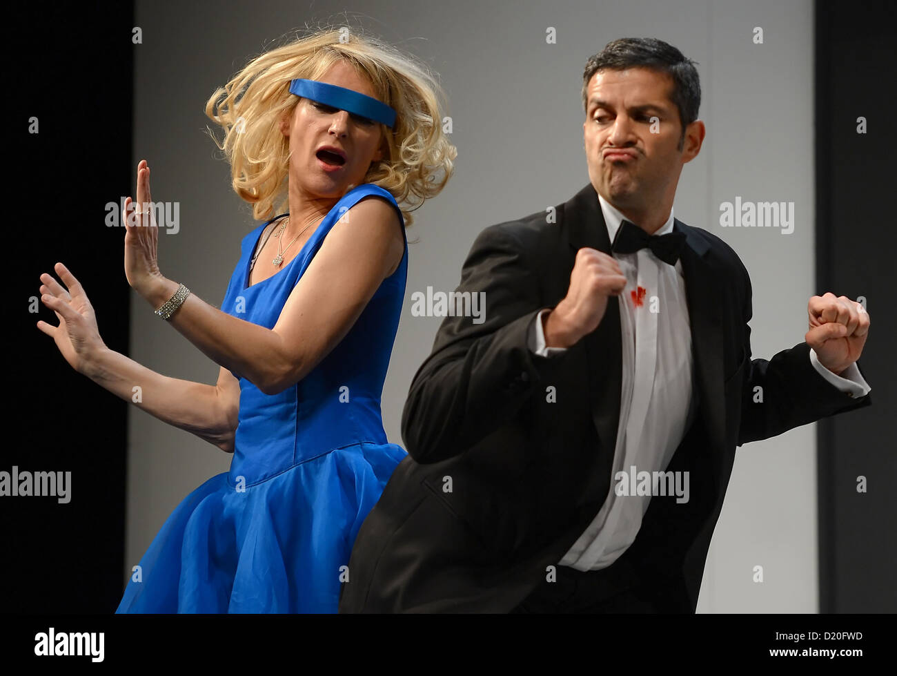 Schauspielerin Maria Furtwaengler (als Chris Gorman) und Schauspieler Pasquale Aleardi (als Ken Gorman) Stand auf der Bühne im Theater am Kurfürstendamm in Berlin, Deutschland, 9. Januar 2013. Das Spiel "Gerüchte... Gerüchte werden am 13. Januar 2013 premiere. Foto: BRITTA PEDERSEN Stockfoto