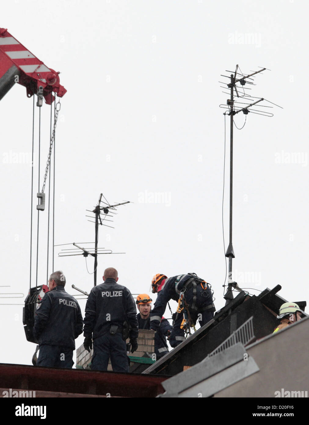 Rettungskräfte versuchen, einen Mann zu erholen, in einen Schornstein in Berlin, Deutschland, 9. Januar 2013 fielen. Nachdem der Mann gerettet werden könnte, er verlor das Bewusstsein und musste wiederbelebt werden. Er verliebte sich zehn Meter tief in den Schornstein. Foto: FLORIAN SCHUH Stockfoto