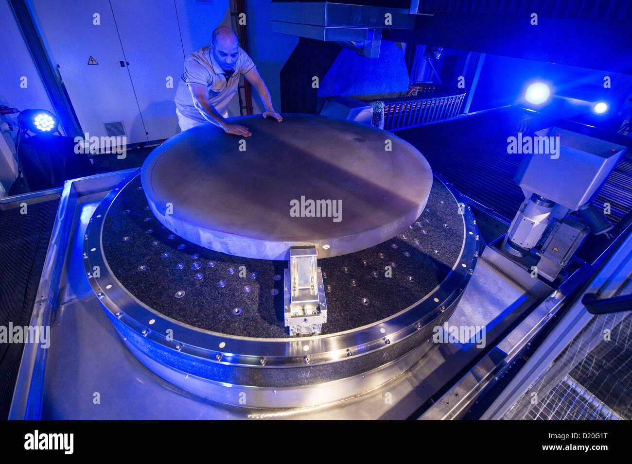 Majid Salimi Techniker arbeitet auf der weltweit größten optischen Maschine  am Technologiecampus in Teisnach, Deutschland, 9. Januar 2013. Die Maschine  soll um in Serie Spiegel für Teleskope mit Durchmesser von bis zu