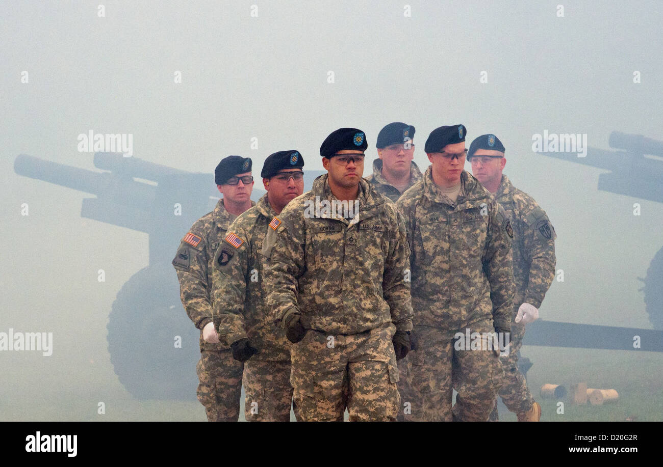 US-Soldaten geben Böllerschüssen anlässlich der Übernahme des Kommandos durch Generalleutnant Donald M. Campbell Jr. bei uns Army Airfield in Wiesbaden, Deutschland, 9. Januar 2013. Campbell ist jetzt den kommandierenden General der US Army in Europa. Foto: BORIS ROESSLER Stockfoto