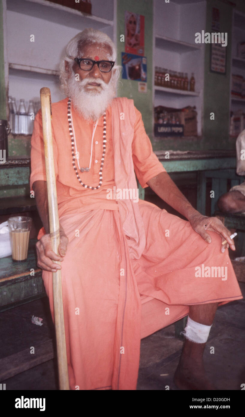 Auf diesem Bild sehen Sie einen heiligen Mann in der Stadt Pushkar im Sommer 1991 im indischen Rajasthan zu beschränken. Der Southasiatic Staat Indien ist in der Nähe von Himalaya im Süden und den Indisch Ozean im Norden. Es ist sehr reich an Bevölkerung, auf der die Hig Stockfoto