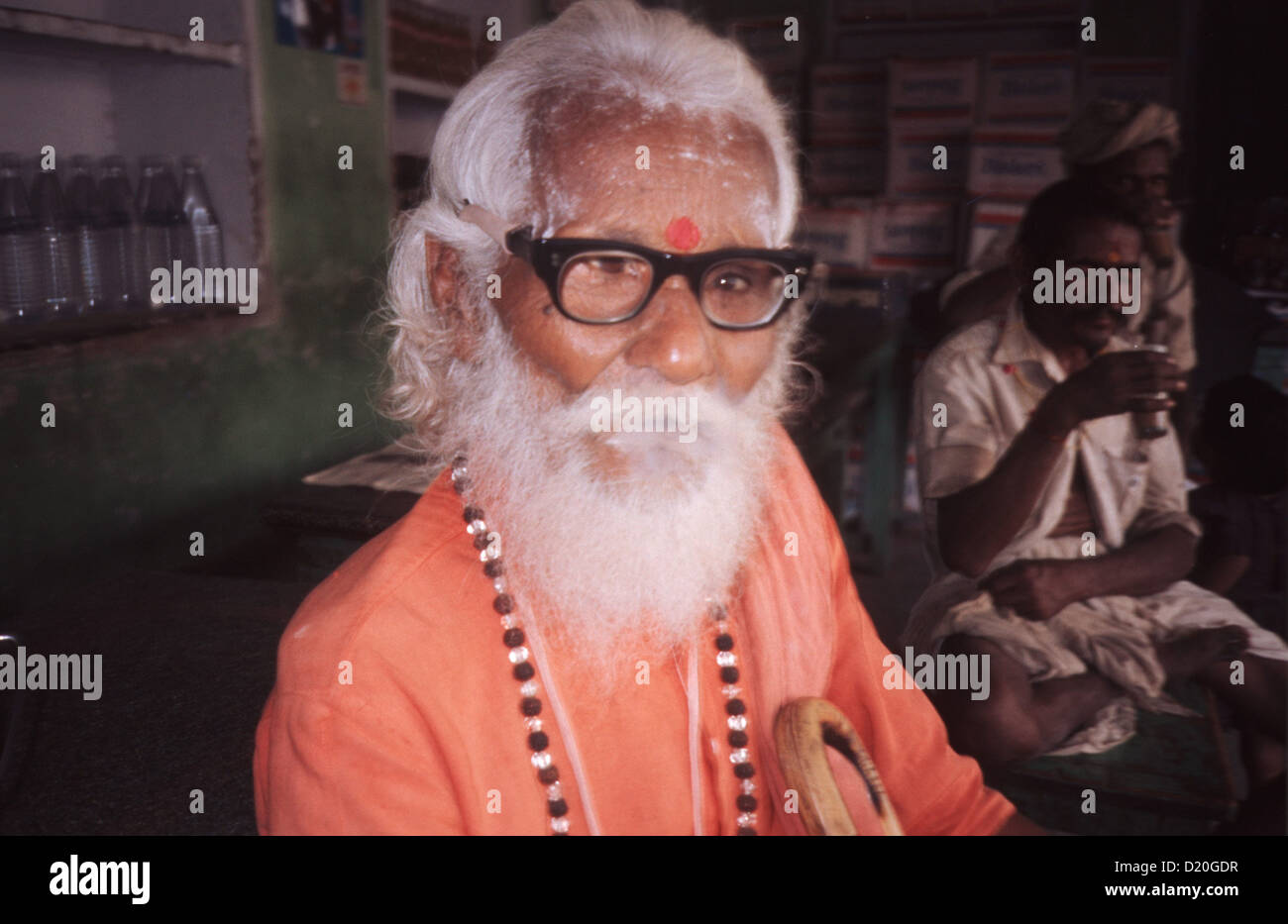 Auf diesem Bild sehen Sie einen heiligen Mann in der Stadt Pushkar im Sommer 1991 im indischen Rajasthan zu beschränken. Der Southasiatic Staat Indien ist in der Nähe von Himalaya im Süden und den Indisch Ozean im Norden. Es ist sehr reich an Bevölkerung, auf der die Hig Stockfoto