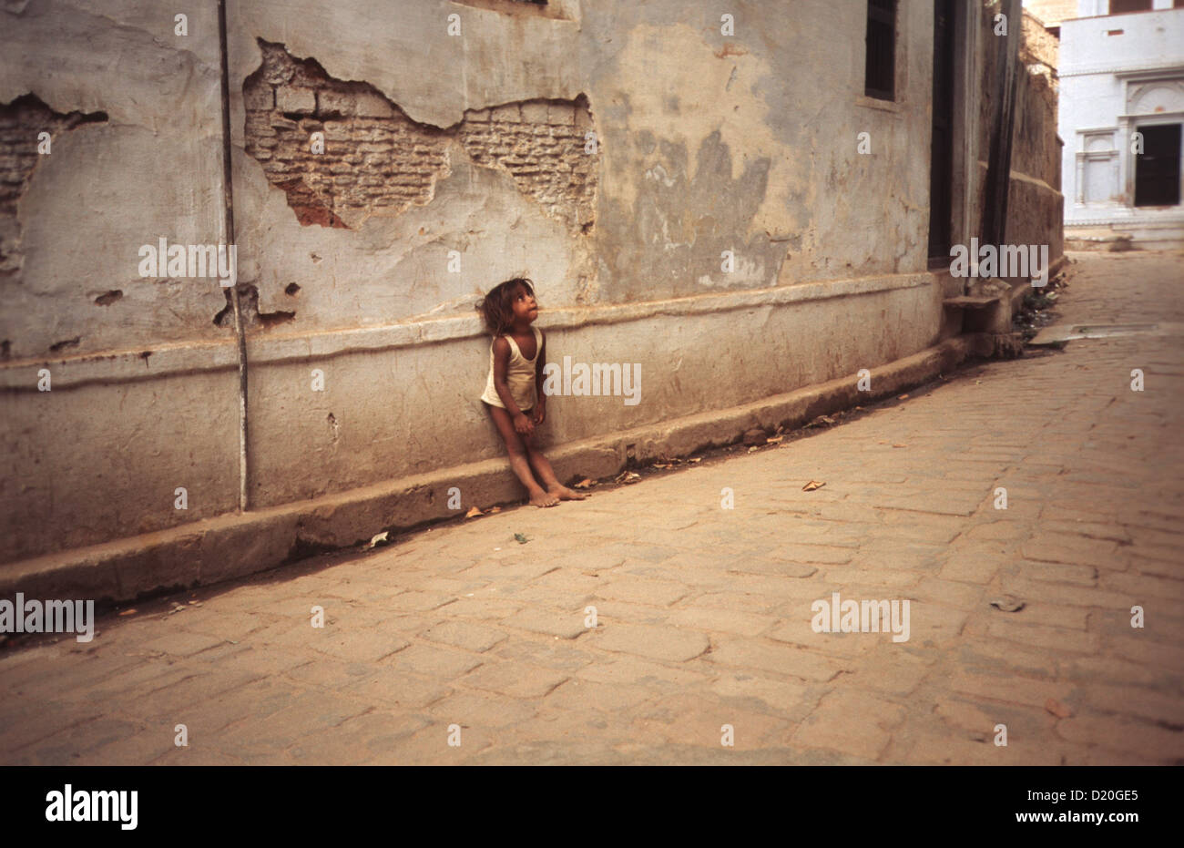 Auf diesem Bild sehen Sie ein Kind in der Stadt Pushkar im Sommer 1991 im indischen Rajasthan zu beschränken. Der Southasiatic Staat Indien ist in der Nähe von Himalaya im Süden und den Indisch Ozean im Norden. Es ist sehr reich an Bevölkerung, auf der die höchsten Stockfoto