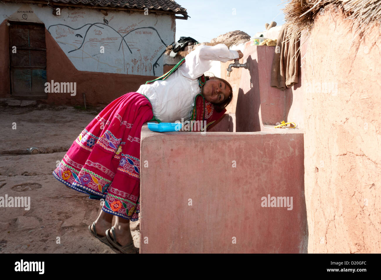 Child Welfare Organisation Plan unterstützt Menschen indigener Herkunft in der Region von Cusco, Peru. 722 Familien in 43 Gemeinden erhalten Zugang zu Kredit-Programme, Menschen aus der extremen Armut zu bringen. Es gibt auch Schulungen für die Zucht von Tieren. Stockfoto