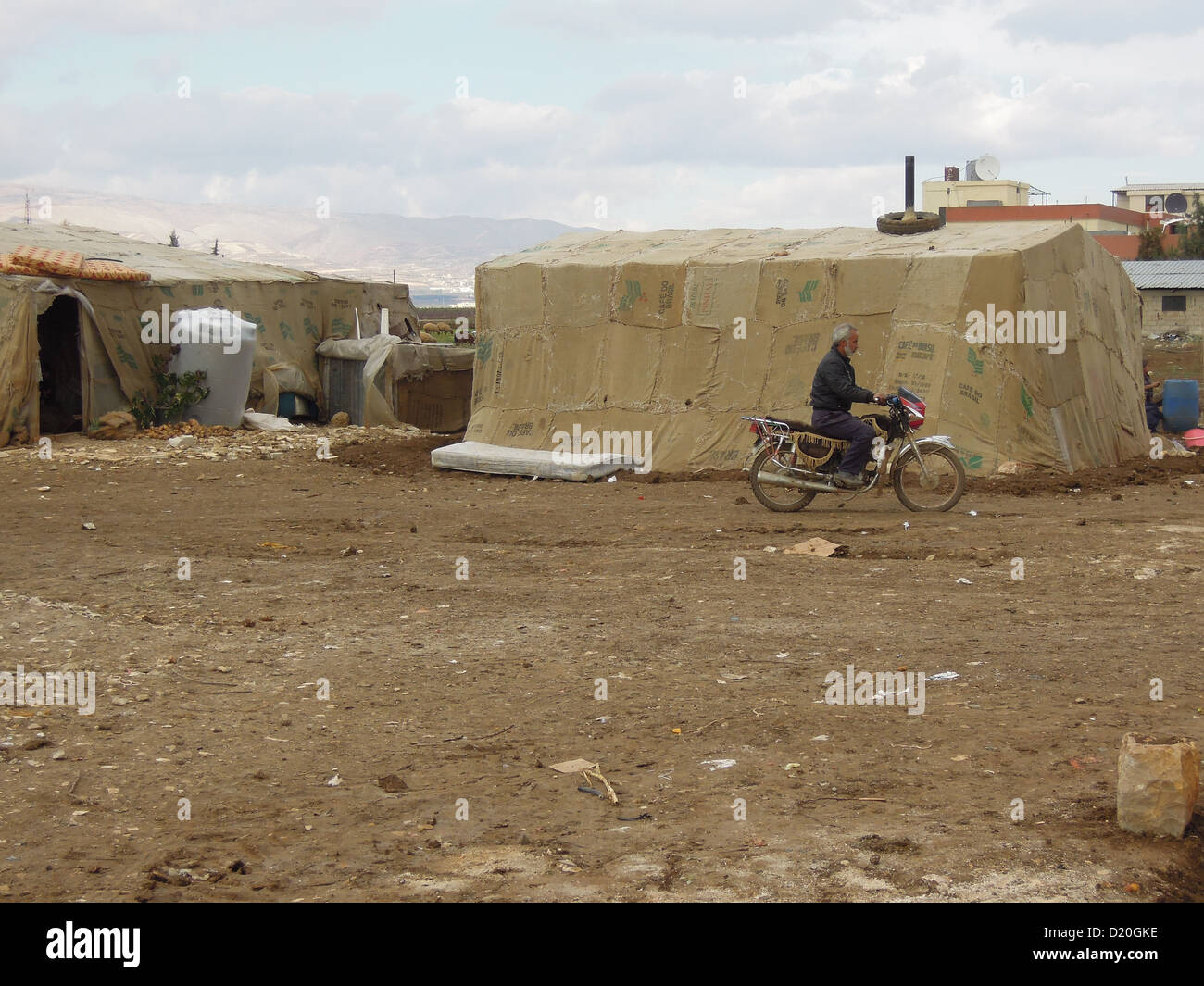 ein Camp für syrische Flüchtlinge in der Nähe der Stadt Zahl im Libanon Sout. die Baracken sind aus Tarp über Holzrahmen gefertigt. Stockfoto