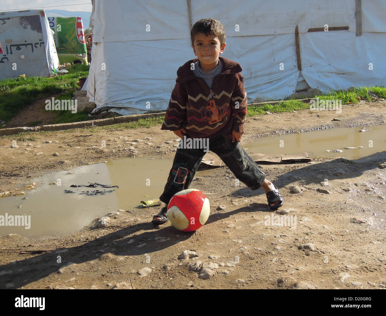 Flüchtling junge spielt Fußball in einem Lager im Libanon Stockfoto