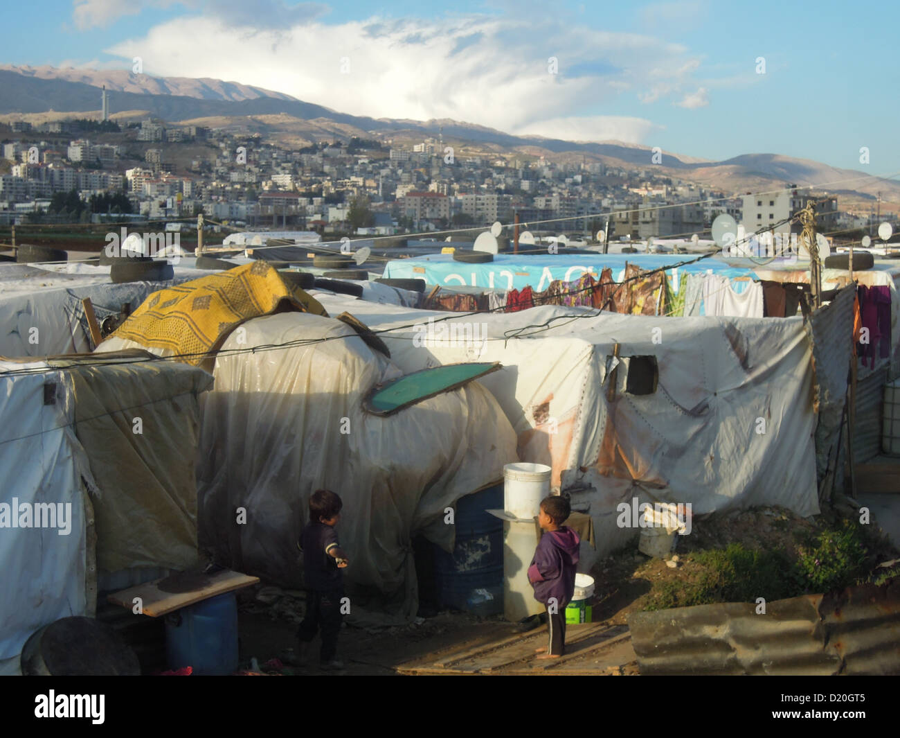 ein Camp für syrische Flüchtlinge in der Nähe der Stadt Zahlé im Libanon Sout. die Baracken sind aus Tarp über Holzrahmen gefertigt. Stockfoto