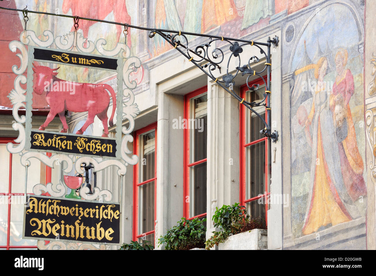 Bemalte Fassade des Gebäudes mit altmodischen Zeichen auf dem Marktplatz in Stein am Rhein, Stein am Rhein, Schweiz Stockfoto
