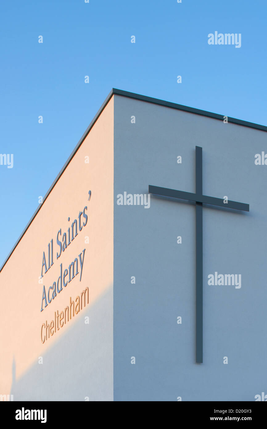Alle Heiligen Akademie, Chelteham, Vereinigtes Königreich. Architekt: Nicholas Hare Architekten LLP, 2012. Nach oben schauen Sie, Fassade mit Christi Stockfoto