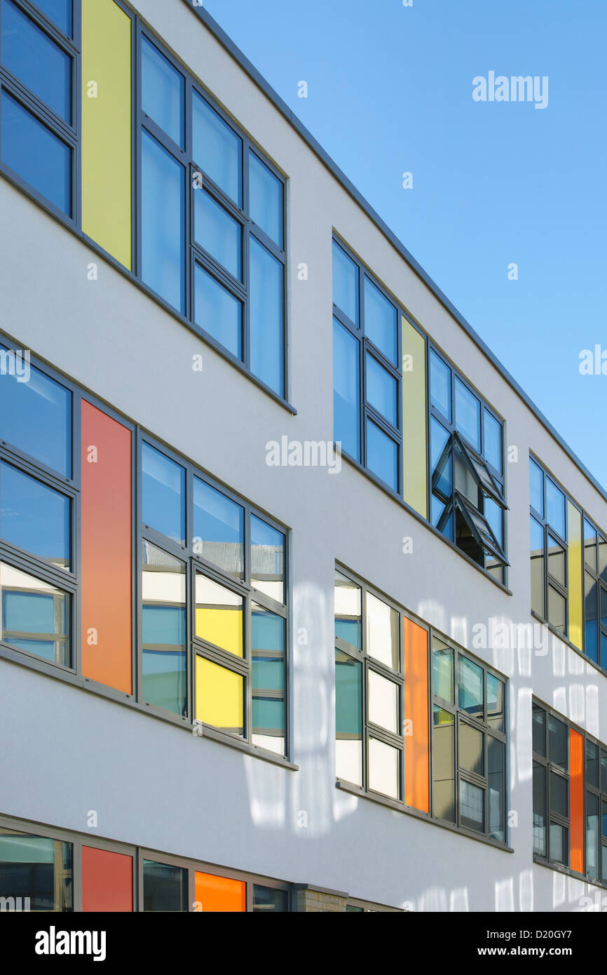 Alle Heiligen Akademie, Chelteham, Vereinigtes Königreich. Architekt: Nicholas Hare Architekten LLP, 2012. Fassade mit bündig Fenster und colo Stockfoto