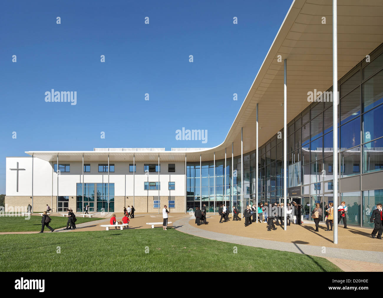 Alle Heiligen Akademie, Chelteham, Vereinigtes Königreich. Architekt: Nicholas Hare Architekten LLP, 2012. Überdachte Haupteingang. Stockfoto