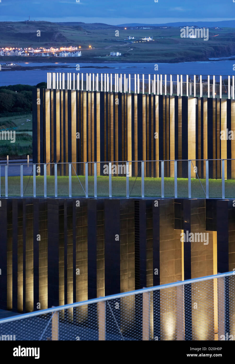 Giant es Causeway Visitor Centre, Bushmills, Vereinigtes Königreich. Architekt: Heneghan Peng Architects, 2012. Stockfoto