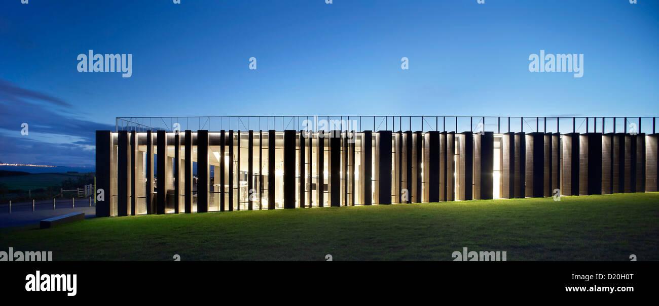 Giant es Causeway Visitor Centre, Bushmills, Vereinigtes Königreich. Architekt: Heneghan Peng Architects, 2012. Stockfoto