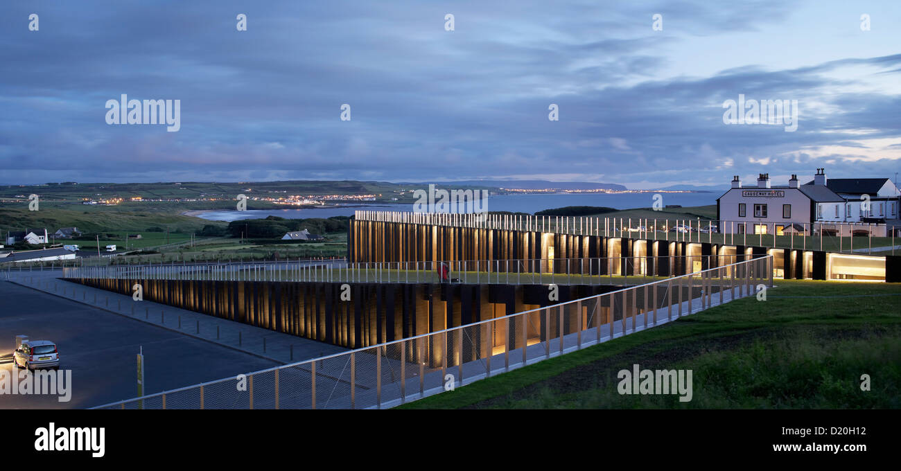 Giant es Causeway Visitor Centre, Bushmills, Vereinigtes Königreich. Architekt: Heneghan Peng Architects, 2012. Stockfoto