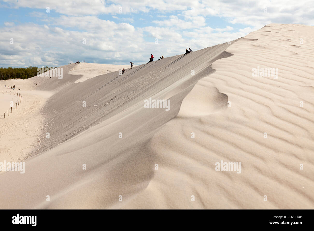 Touristen in den Dünen wandern, Küste UNESCO Weltbiosphärenreservat, Slowinski-Nationalpark, polnische Ostsee, Leba, Pommern Stockfoto