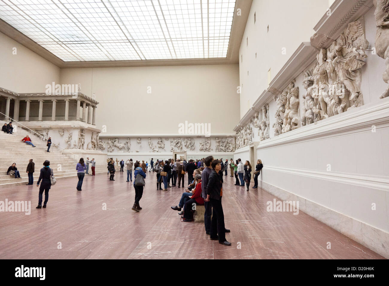 Besucher, Pergamon-Museum, Pergamon Tempel, Antikensammlung, Wandbild, Museumsinsel, die staatlichen Museen zu Berlin, Preußen Stockfoto