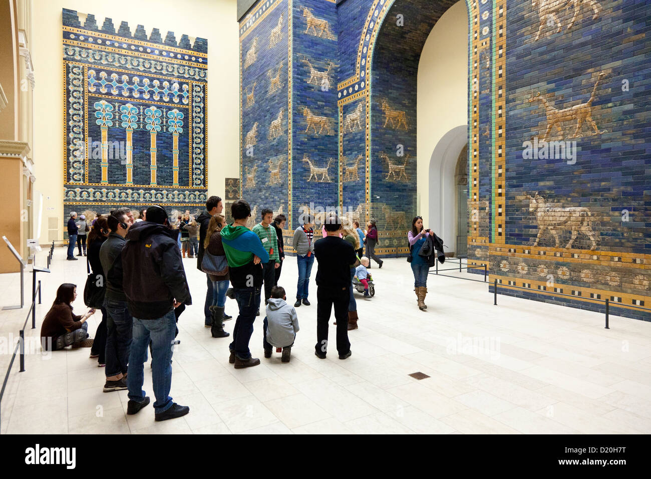 Skulptur, Wandmalerei, Besucher, Pergamon-Museum, dem Pergamon-Tempel, antike Sammlung, blau Wandfliesen, Museumsinsel, Berliner Sta Stockfoto