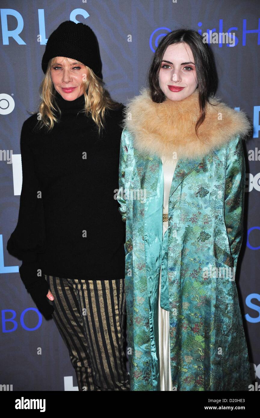 Rosanna Arquette, Zoe blau Sidel im Ankunftsbereich für HBO Mädchen Saison zwei Premiere, NYU Skirball Center, New York, NY 9. Januar 2013. Foto von: Gregorio T. Binuya/Everett Collection Stockfoto
