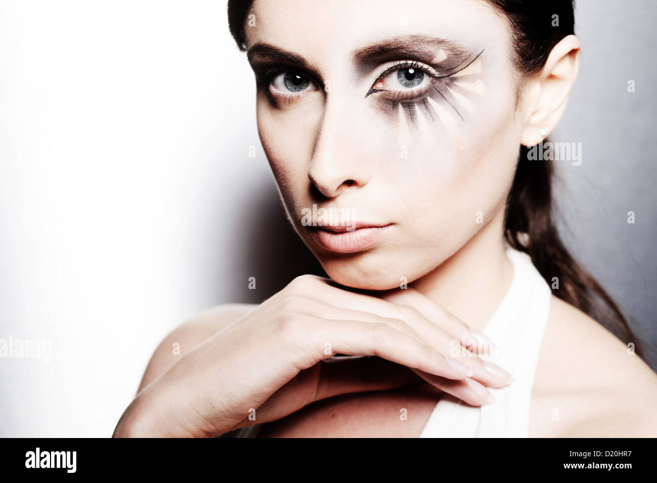 Frau, 24, mit markanten Augen Make-up Stockfoto