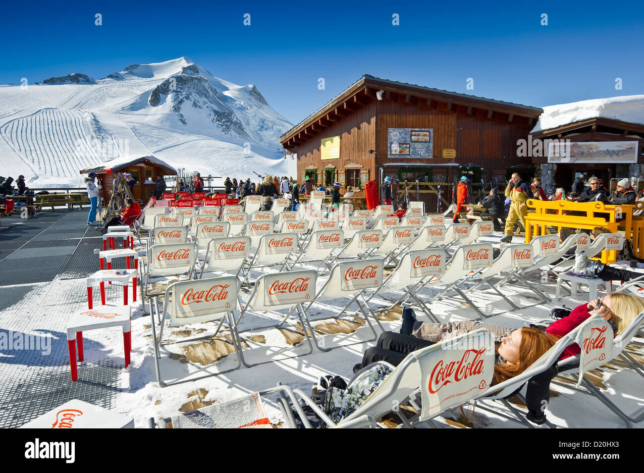 Liegestühle draußen ein Bergrestaurant, Tignes, Val d Isere, Savoie Abteilung, Rhone-Alpes, Frankreich Stockfoto