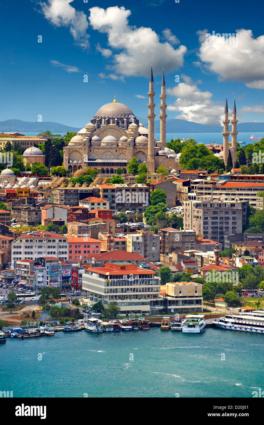 Die Süleymaniye-Moschee auf dem dritten Hügel mit einem Fähren am Ufer des Goldenen Horns, Istanbul Türkei Stockfoto
