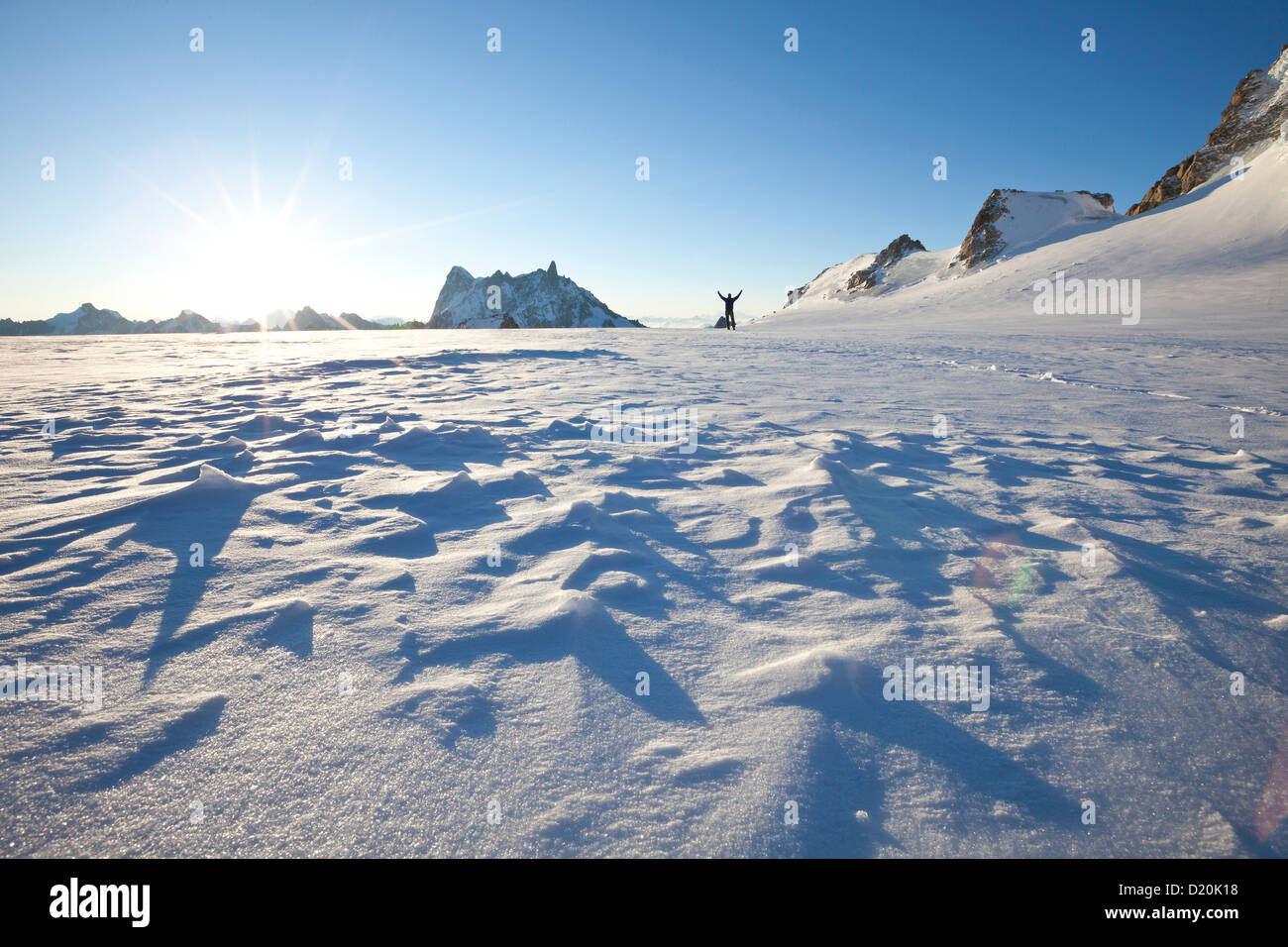 Mann heben Arme am Col Du Midi bei Sonnenaufgang, mit Blick auf Les Grandes Jorasses und Dent du Geant, Chamonix Mont Blanc, Frankreich,-Eur Stockfoto