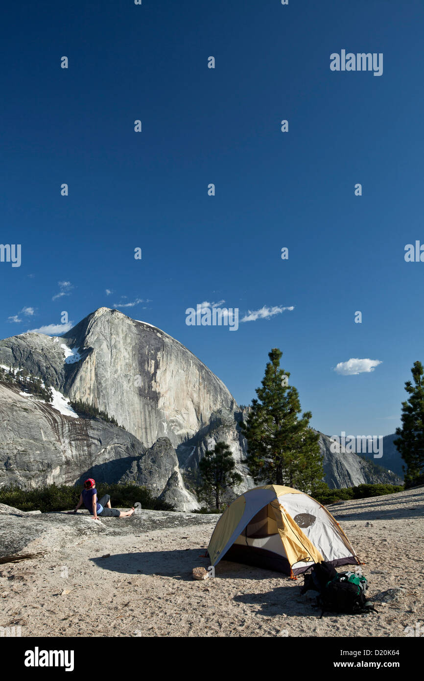 Halbe Kuppel Berg- und Zelt in Sonnenlicht, Yosemite-Nationalpark, Kalifornien, USA, Amerika Stockfoto