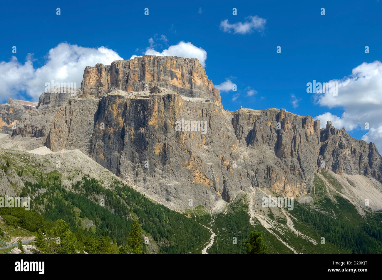 Blick auf Sass Pordoi und Sella pass, Dolomiten, Belluno, Italien, Europa Stockfoto