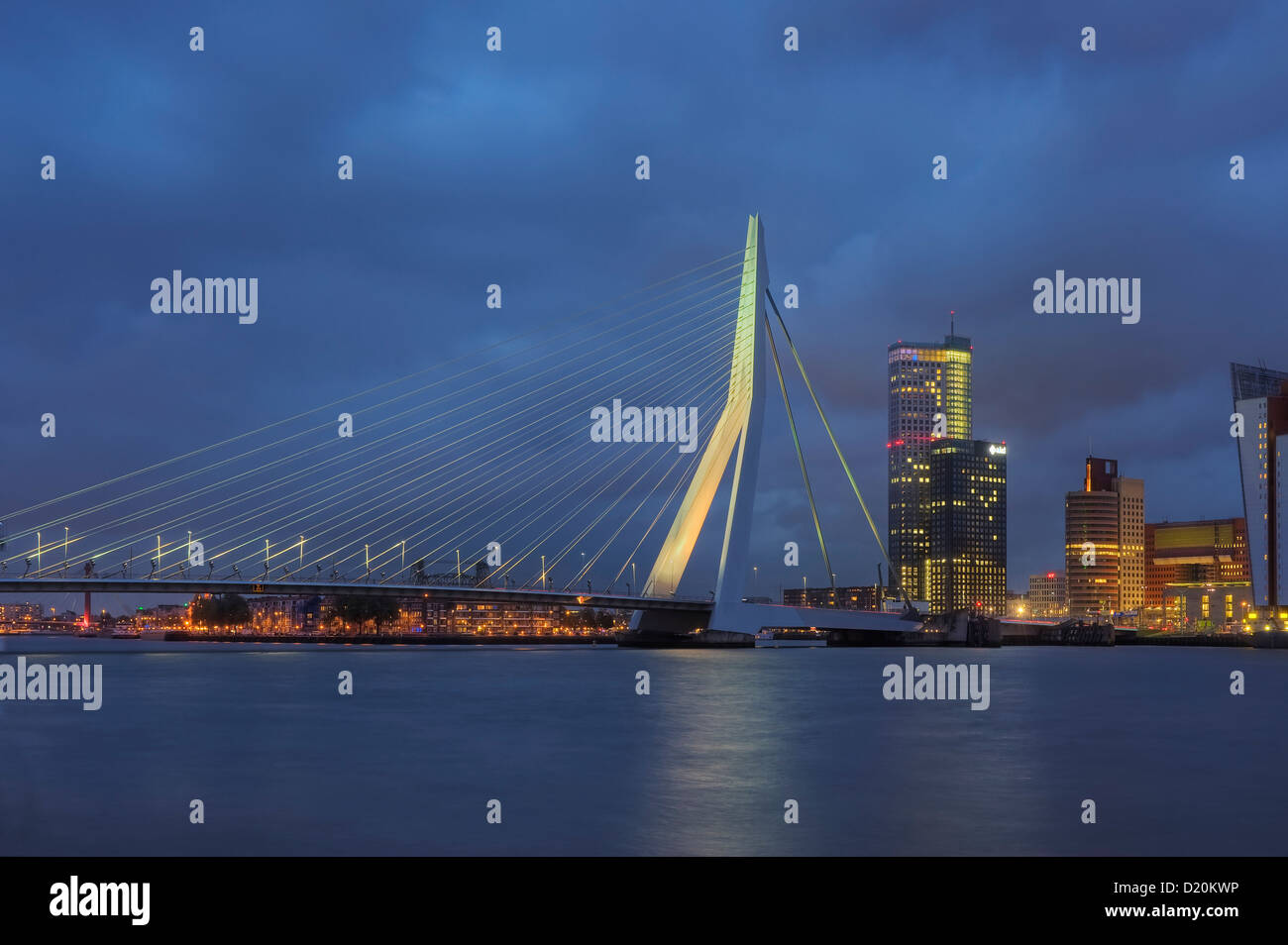 Erasmus-Brücke in der Abenddämmerung, Rotterdam, Südholland, Niederlande Stockfoto