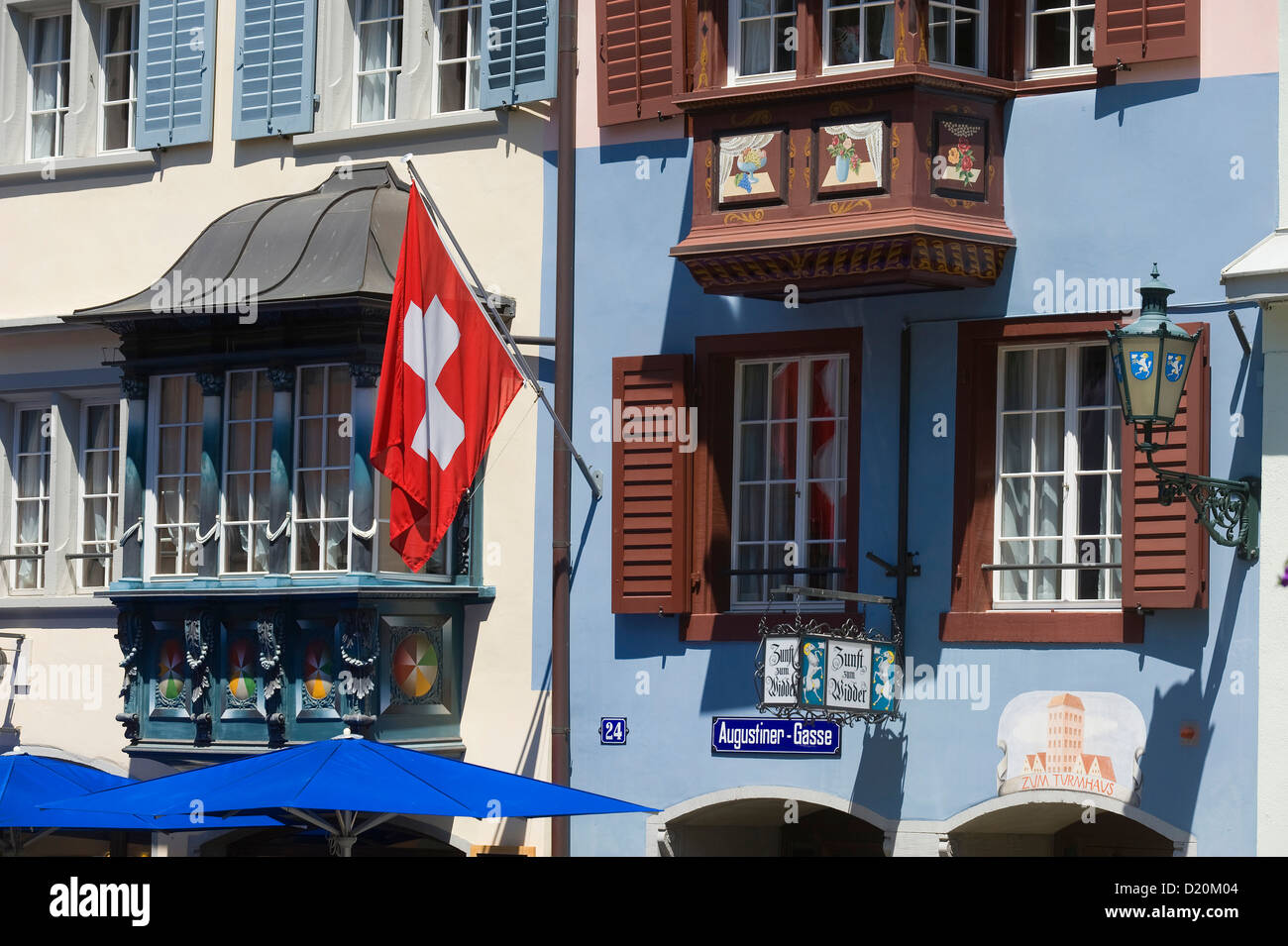 Fenster eines Hauses mit der Schweizer Flagger in der Augustinergasse, Zürich, Schweiz Stockfoto