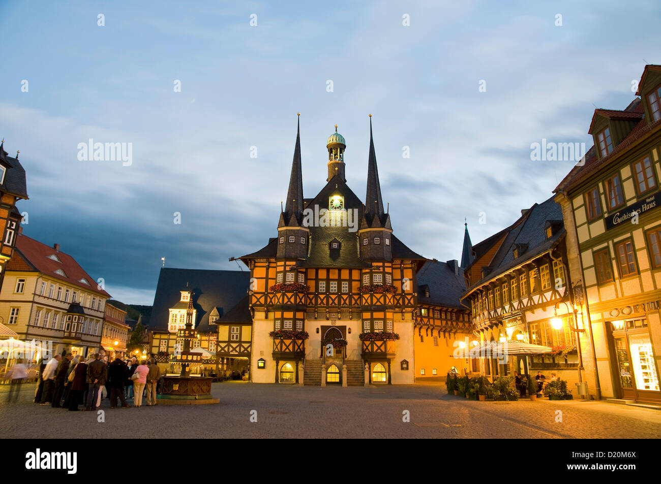Square und Gilde Markthalle in der Abenddämmerung, Wernigerode, Harz, Sachsen-Anhalt, Deutschland Stockfoto