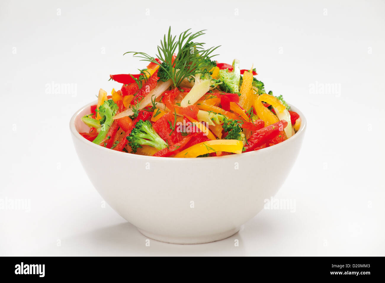 bunte Gemüse-Salat oder rote, gelbe und Orange Paprika, Brokkoli und Fenchel-Salat Stockfoto