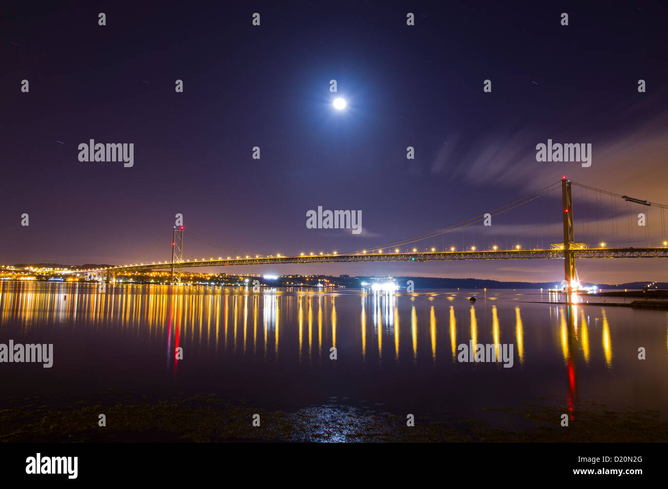 Forth Road Bridge bei Nacht Stockfoto