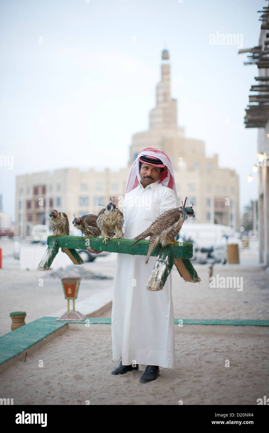 Bird Center Verkäufer mit Falken, Islamisches Kulturzentrum im Hintergrund, Doha, Katar Stockfoto