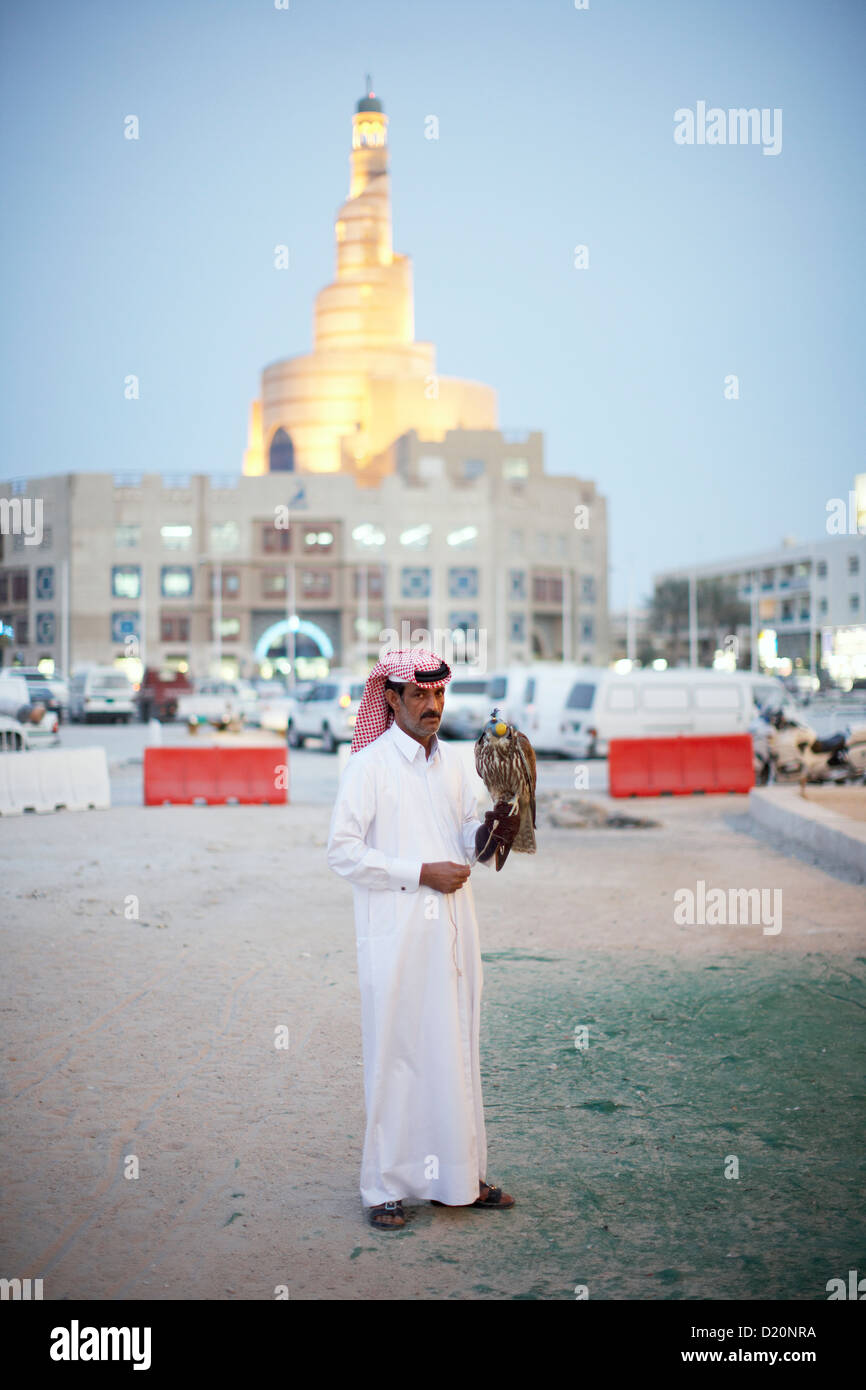 Verkäufer mit Falken, Islamisches Kulturzentrum im Hintergrund, Doha, Katar Stockfoto