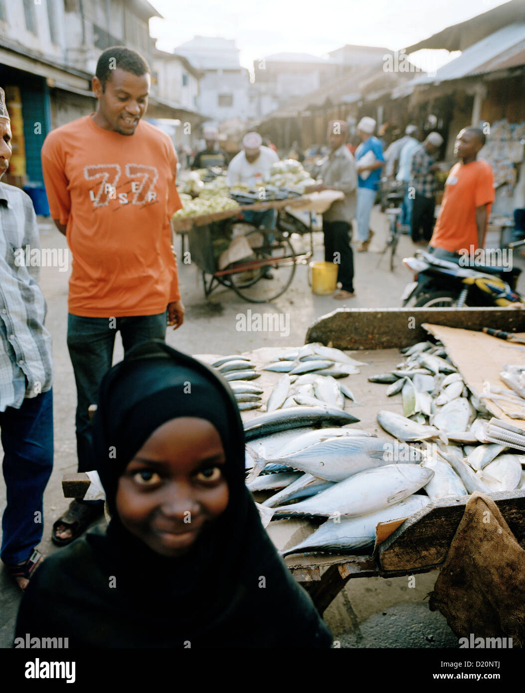 Ein Mädchen trägt Kufiya, Mobile Fisch Stall mit Thunfisch und Makrele in der central Market, Grenze von Stonetown, Zanzibar, Tanz Stockfoto