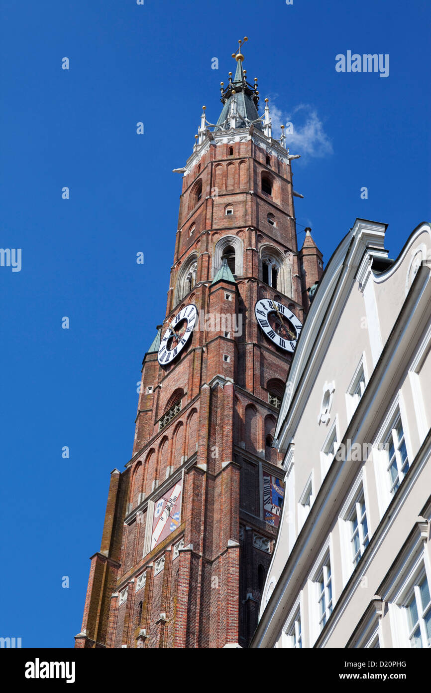Historische Gebäude und der Turm der Kirche St. Martin, Dreifaltigkeitsplatz, Altstadt, Landshut, Bayern, Niederbayern, Stockfoto