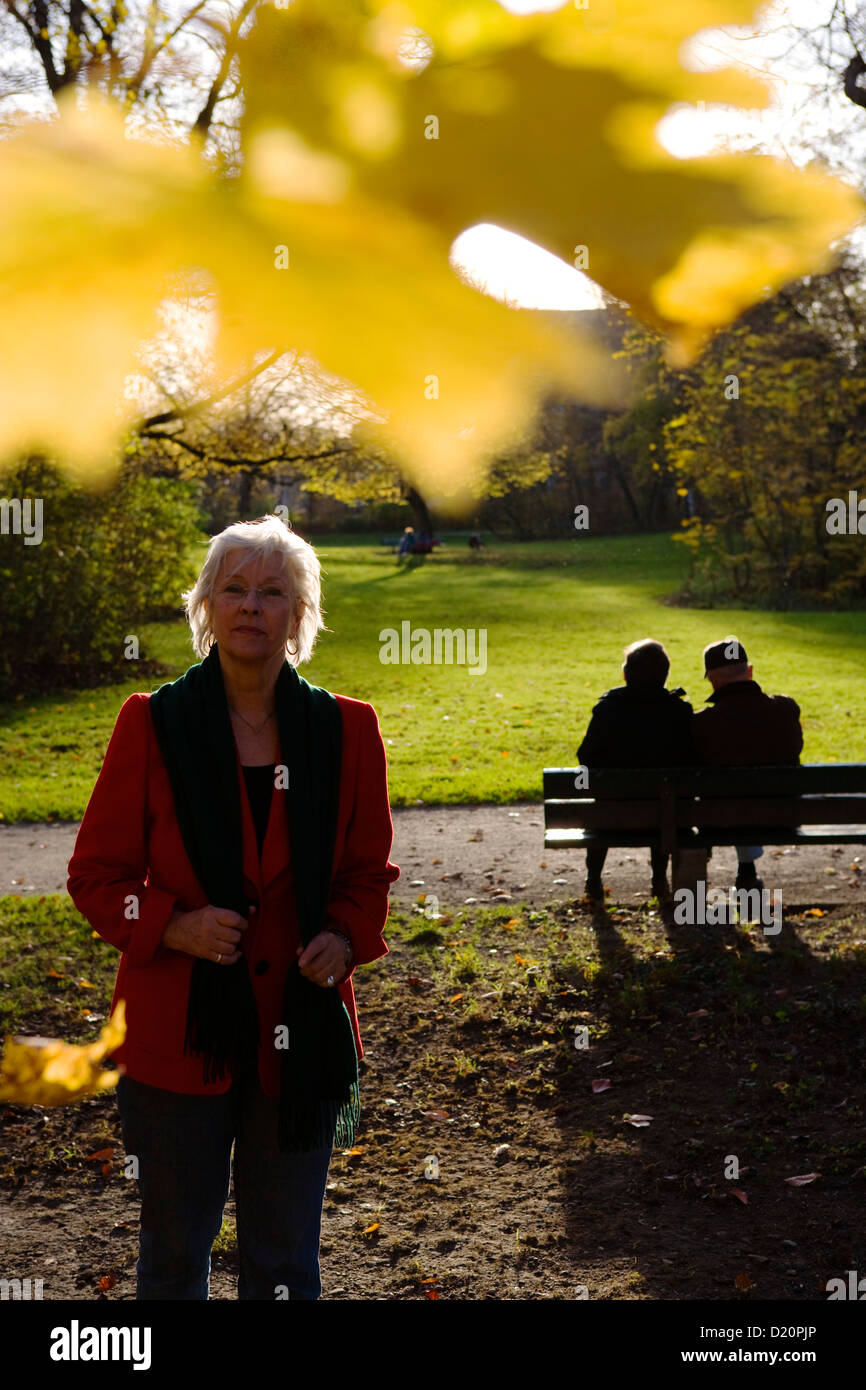 Rentner genießen einen sonnigen Herbsttag in einem Park in München, Upper Bavaria, Bayern, Deutschland, Europa Stockfoto